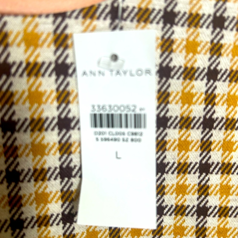 Cute top by Ann Taylor in size L. NWT - Picture 2 of 6